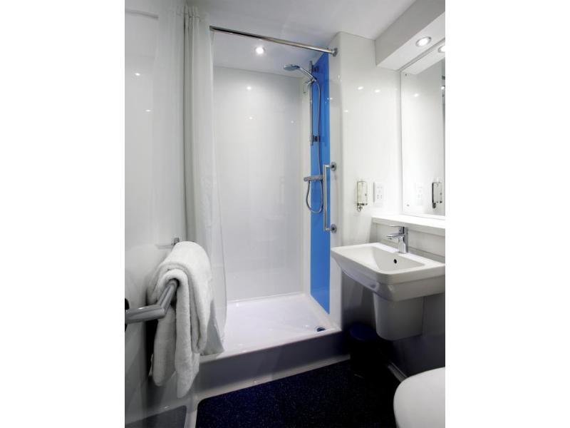 Travelodge London Richmond Central Exteriör bild