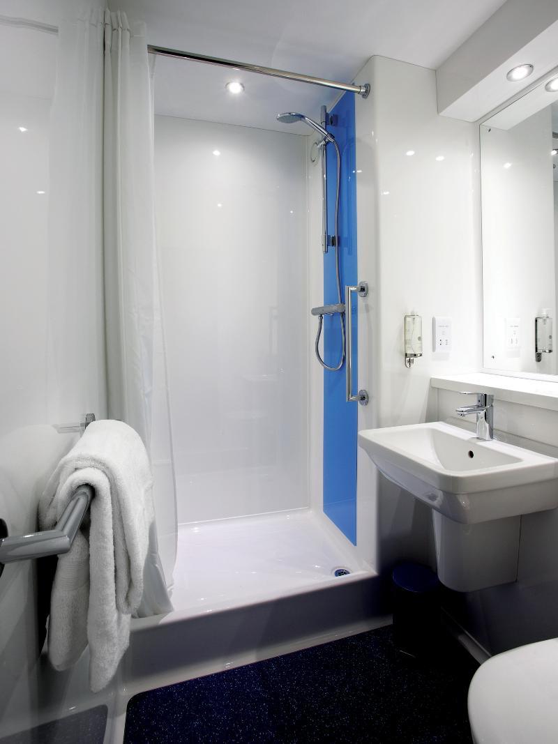 Travelodge London Richmond Central Exteriör bild