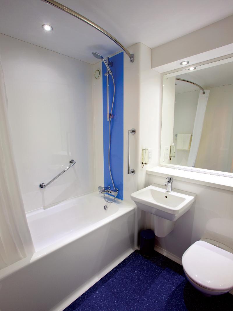 Travelodge London Richmond Central Exteriör bild