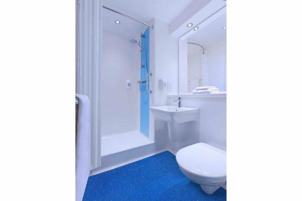 Travelodge London Richmond Central Exteriör bild